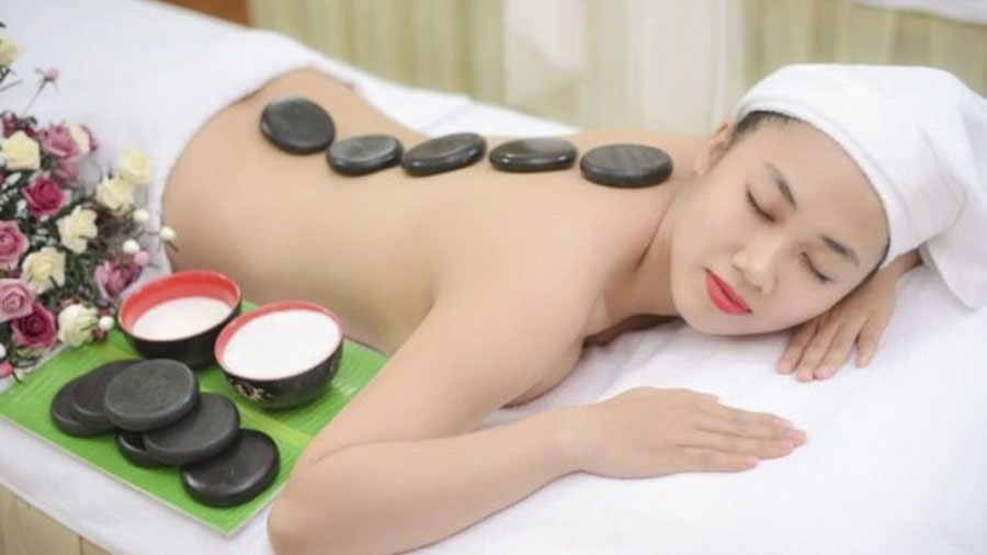 Massage trị liệu toàn thân bằng đá nóng