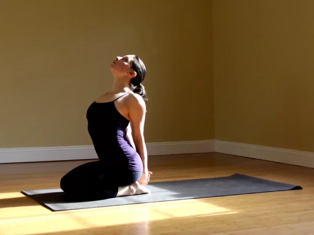 bài tập yoga chữa đau lưng vai gáy Bài tập ngửa cổ