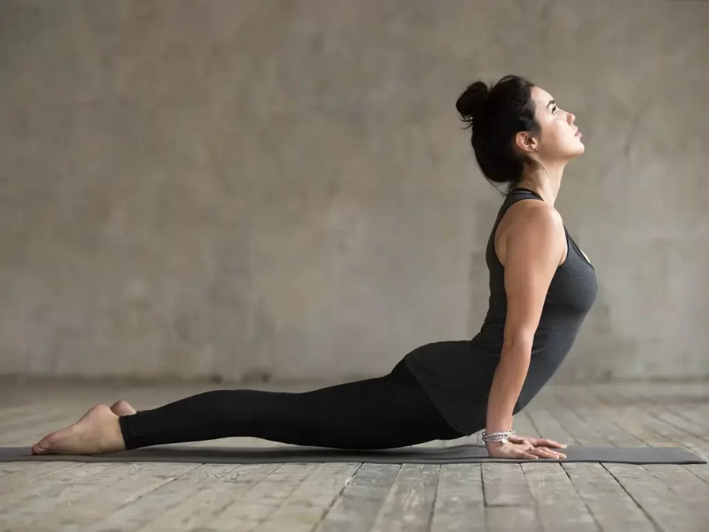 bài tập yoga chữa đau lưng vai gáy Tư thế rắn hổ mang