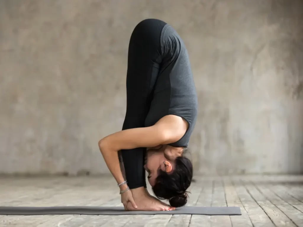bài tập yoga chữa đau lưng vai gáy Tư thế gập người về phía trước