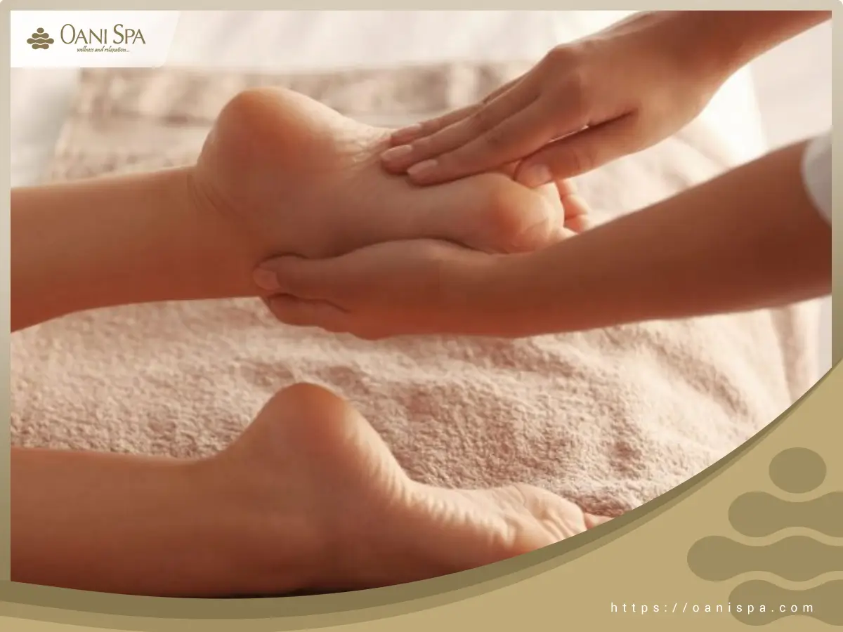 Hỗ trợ giảm đau do viêm khớp Viêm khớp là một bệnh lý xương khớp có tình trạng bị viêm và đau nhức trong các khớp của cơ thể. Các cách massage chân tại nhà có thể giúp kích thích lưu thông máu và giảm đau và căng thẳng trong các khớp của chân. Ngoài ra, massage chân cũng giúp giảm tình trạng sưng đau, cứng khớp ở các khớp của chân và giúp cải thiện phong thấp. Tuy nhiên, việc massage chân không thể thay thế hoàn toàn cho điều trị bệnh viêm khớp. Vì vậy bạn nên tham khảo ý kiến bác sĩ nếu bạn đang gặp vấn đề về sức khỏe liên quan đến viêm khớp. Cách massage chân tại nhà giúp chị em hạn chế các cơn đau trong ngày hành kinh