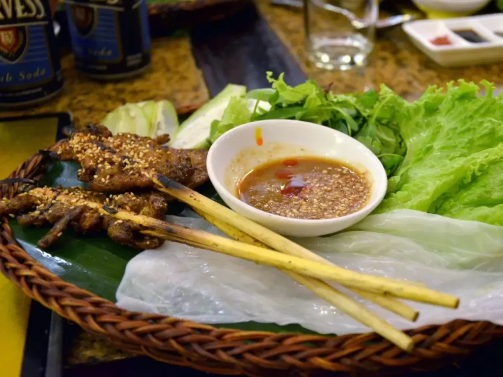 Bánh ướt cuốn thịt nướng hội an