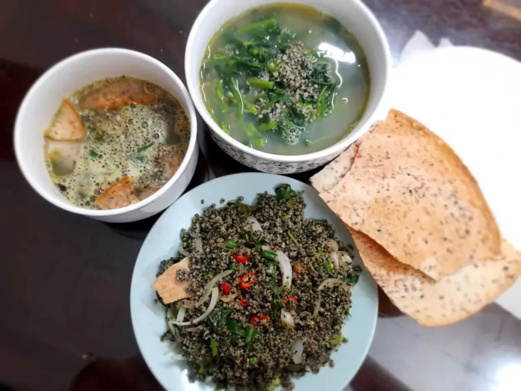 Bánh tráng xúc hến xào ở hội an