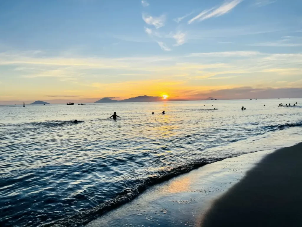 Tắm biển và tận hưởng nắng gió