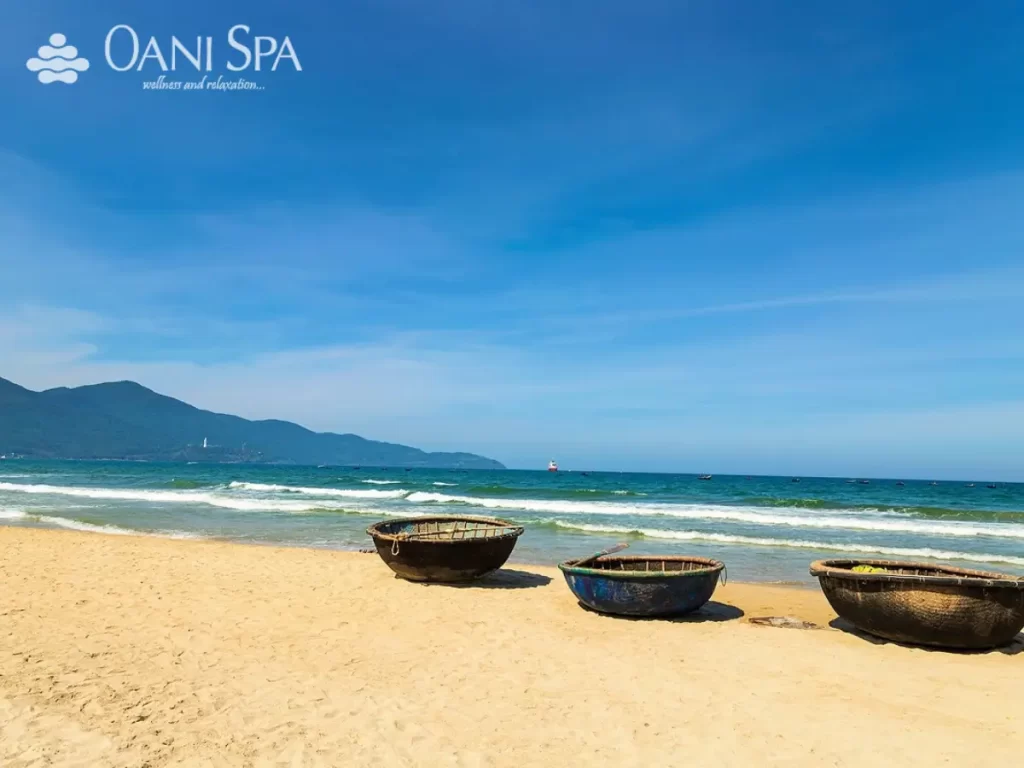 Bãi biển Non Nước Cát trắng mịn và nước biển trong xanh