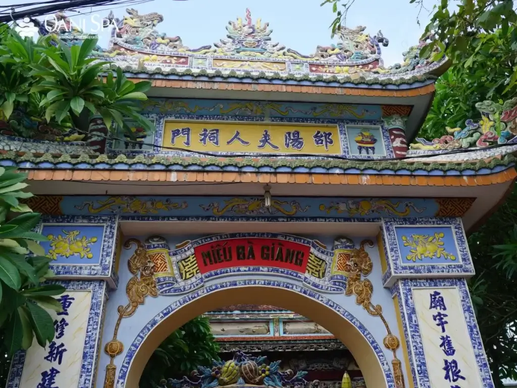 Miếu thờ Bà Giành ở bãi biển thuận an