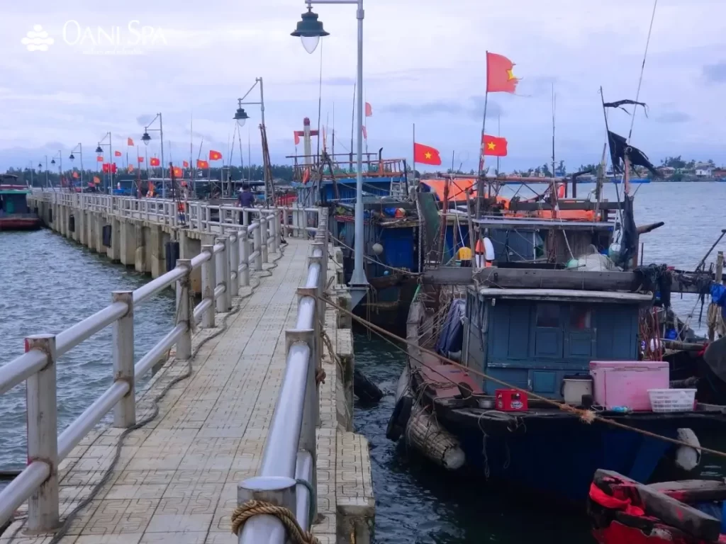 Đánh bắt thuỷ hải sản phần lớn là nghề chính của dân địa phương nơi đây