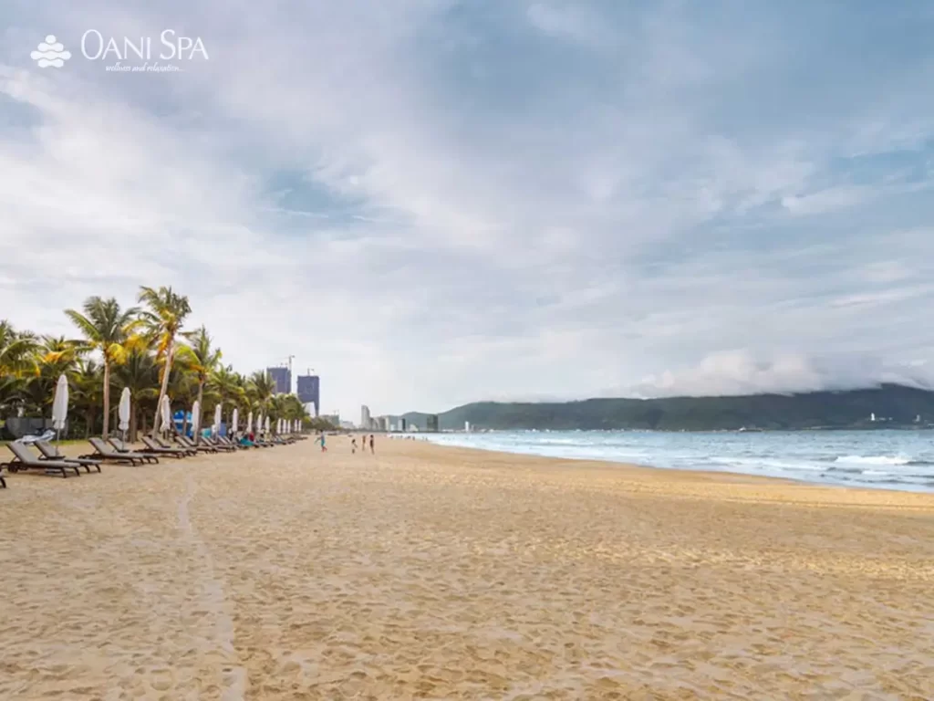 bãi tắm Phạm Văn Đồng Ngâm mình vào làn nước trong xanh