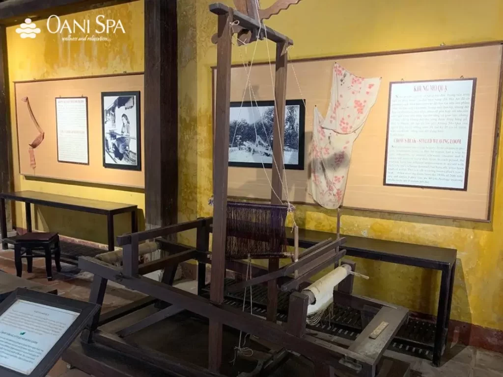 Máy dệt được trưng bày tại bảo tàng tơ lụa Hội An