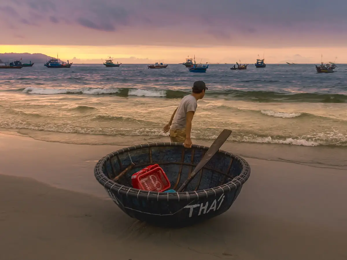 Đánh bắt hải sản là một trong những ngành nghề tại biển Mỹ Khê Đà Nẵng