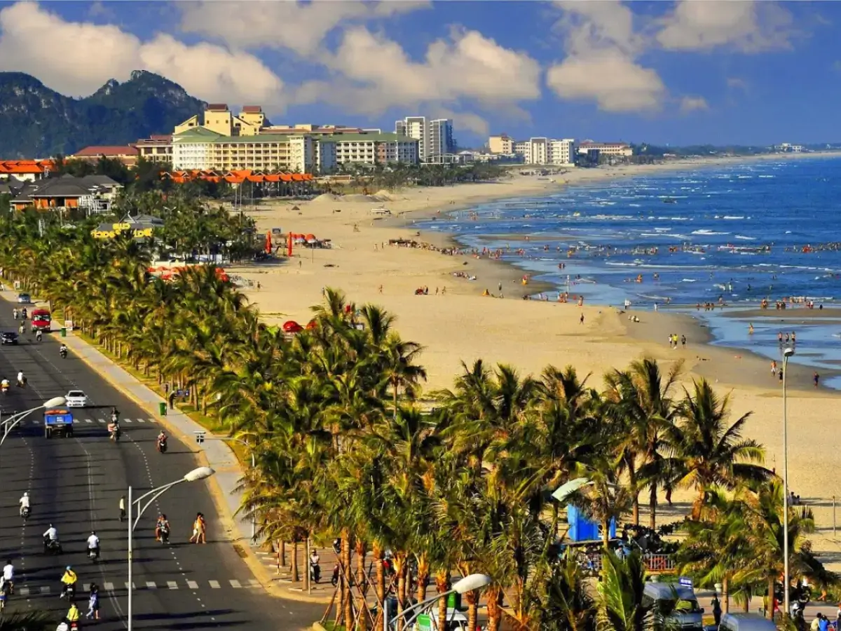 Chạy dọc theo biển Mỹ Khê theo hướng Đông Bắc sẽ đến báo đảo Sơn Trà