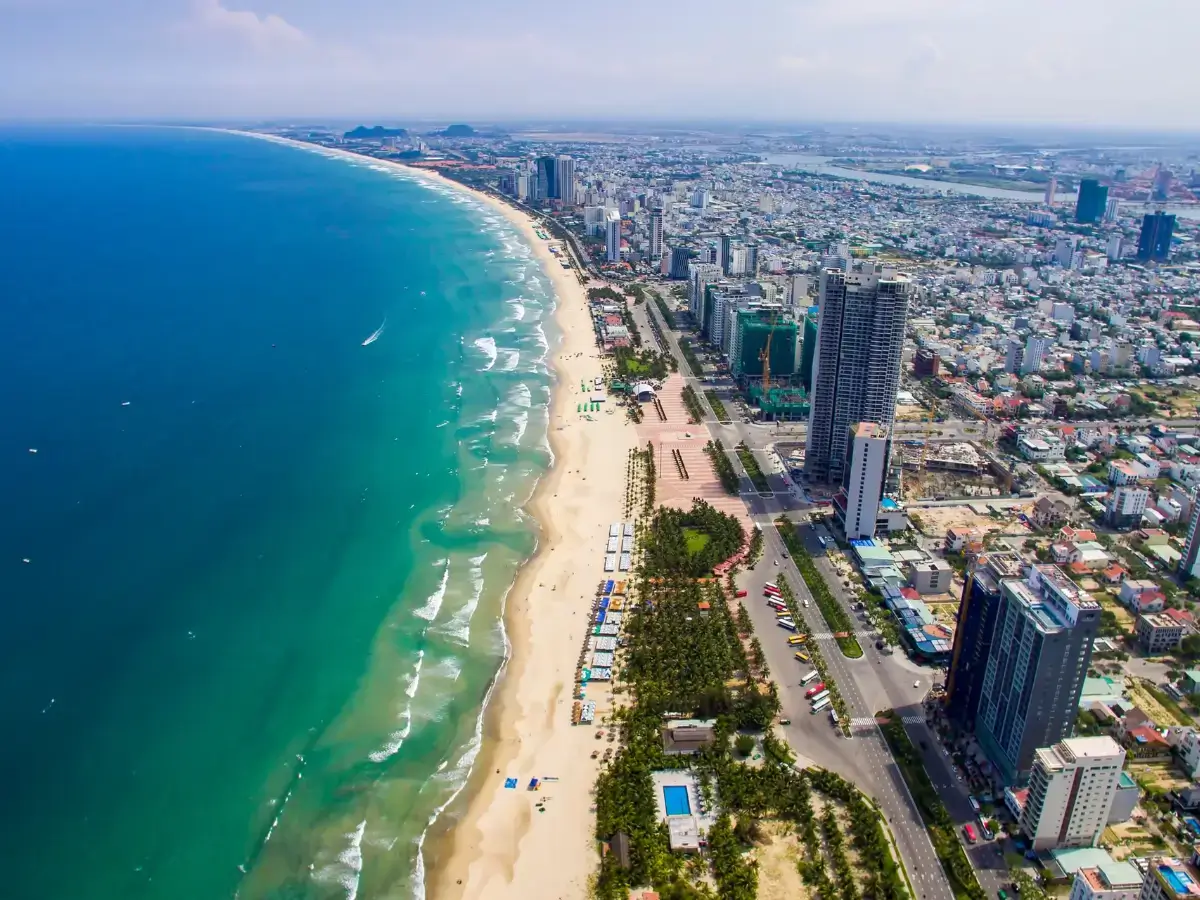 Bờ biển trải dài khắp Đà Nẵng