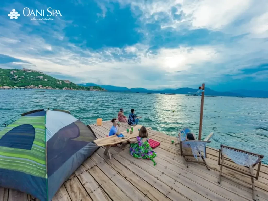 Vui chơi cùng bạn bè tại bãi Bình Lập