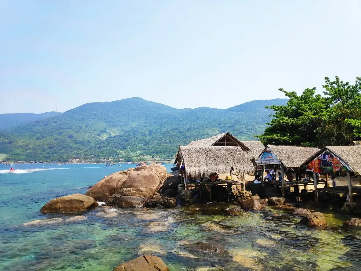 Đúng như tên gọi, bãi Đá với nét đặt trưng riêng biệt