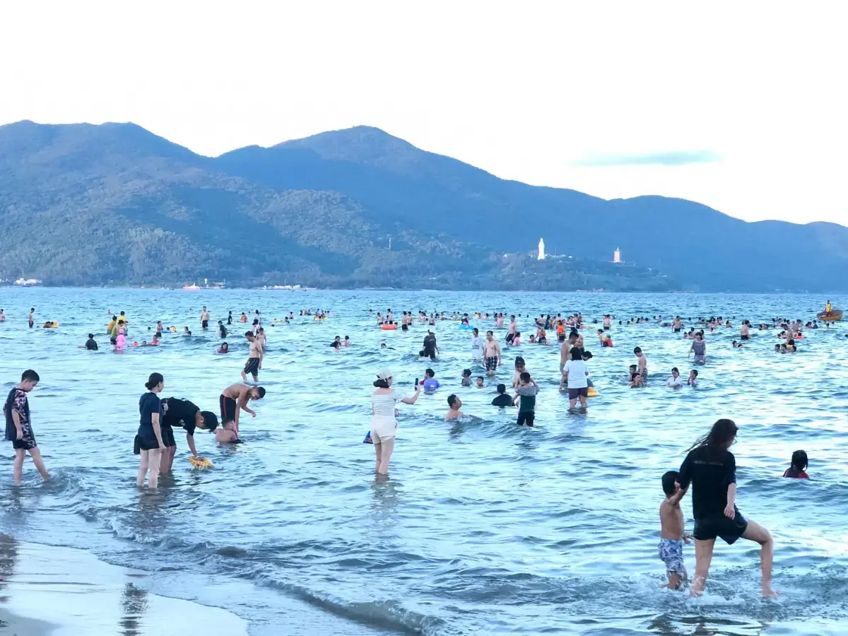 Hoạt động tắm biển thu hút rất nhiều dân địa phương và khách du lịch