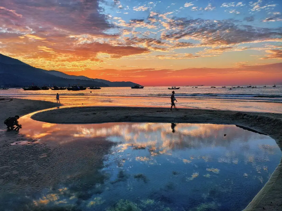 Ngắm bình minh có lẽ không còn xa lạ khi gdu lịch biển Đà Nẵng