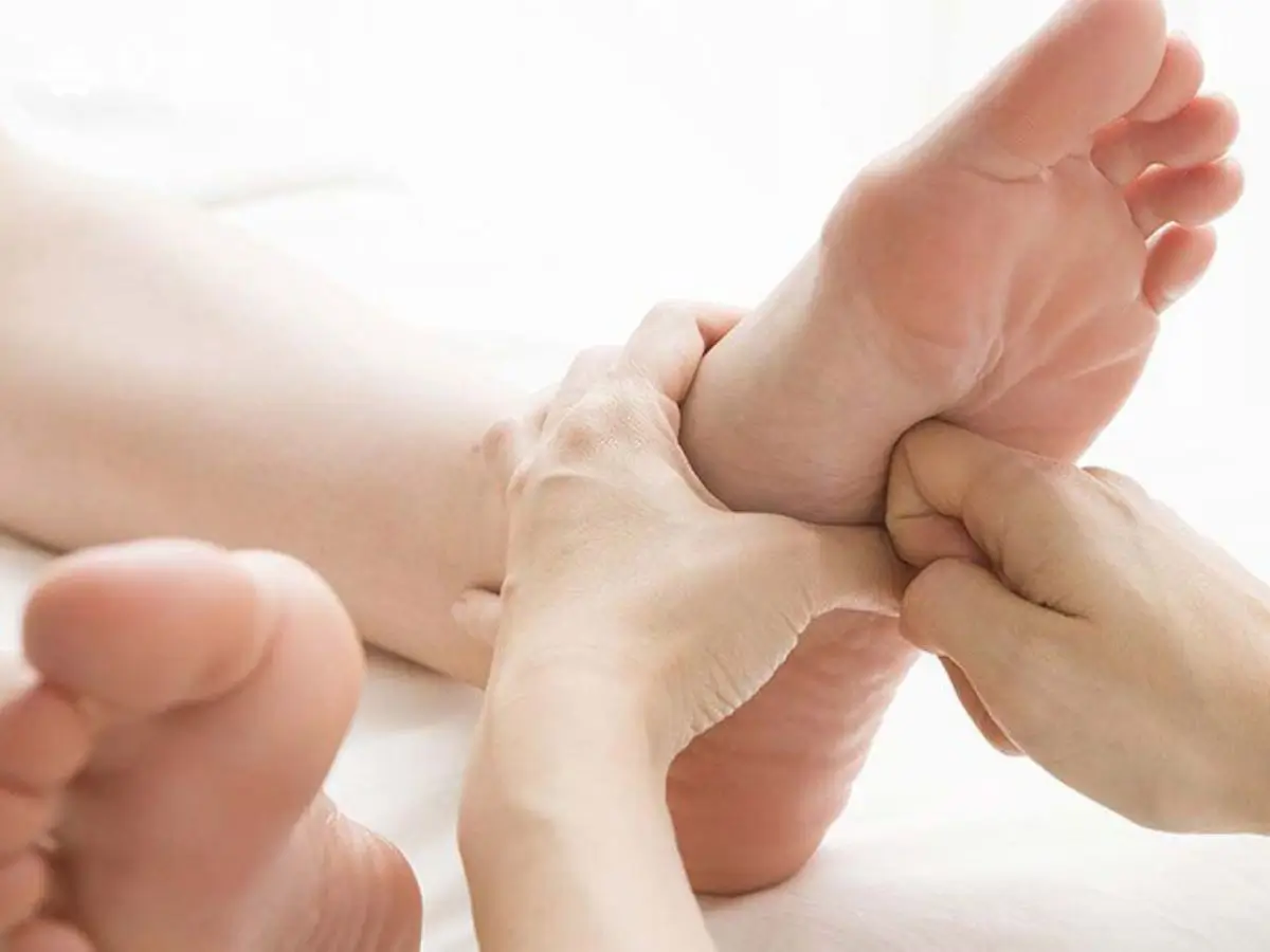 Bấm huyệt chữa tê chân Bấm huyệt chữa tê chân