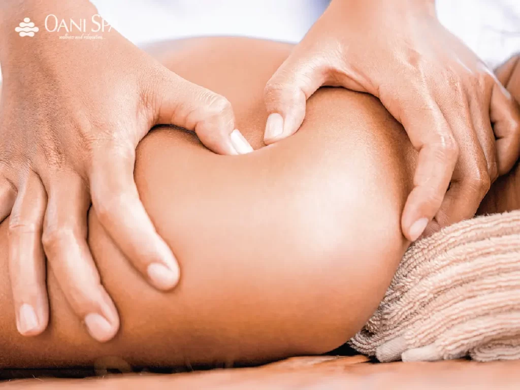 Dùng ức bàn tay đấm bóp vai