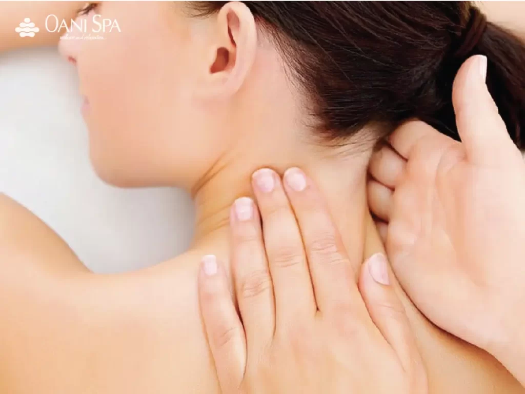 Miết ngón tay ở vùng cổ