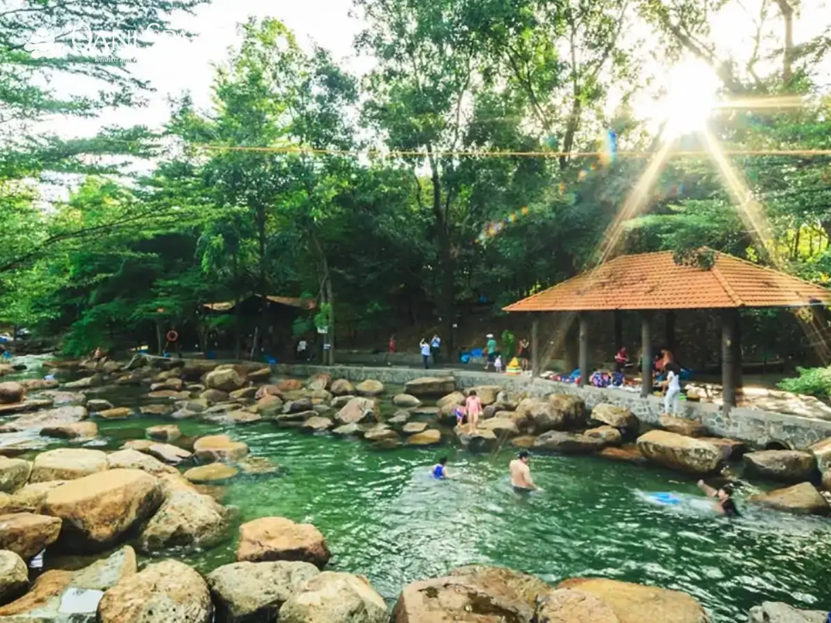 những địa điểm du lịch nổi tiếng ở Việt Nam