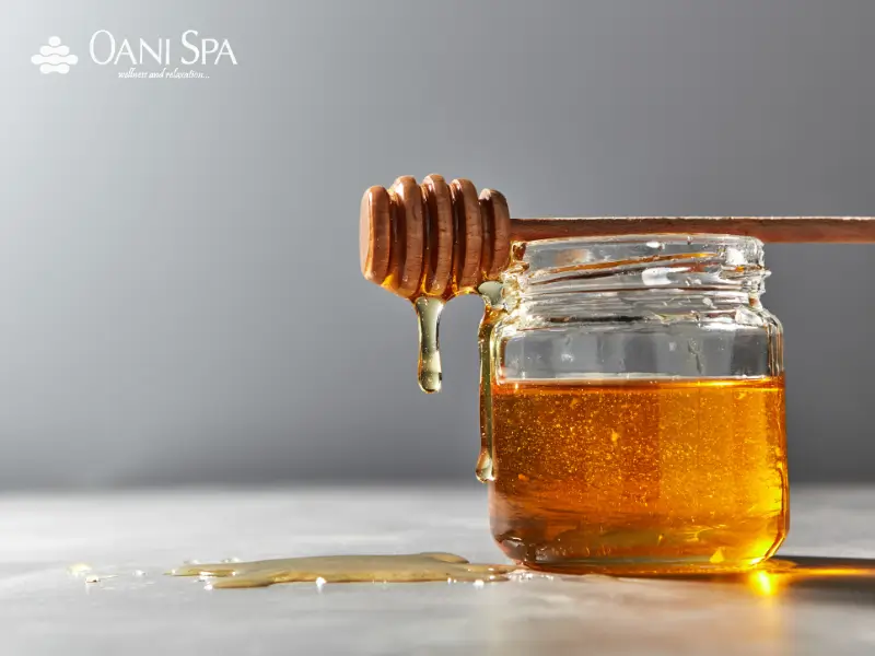 Đắp mặt nạ mật ong và bơ