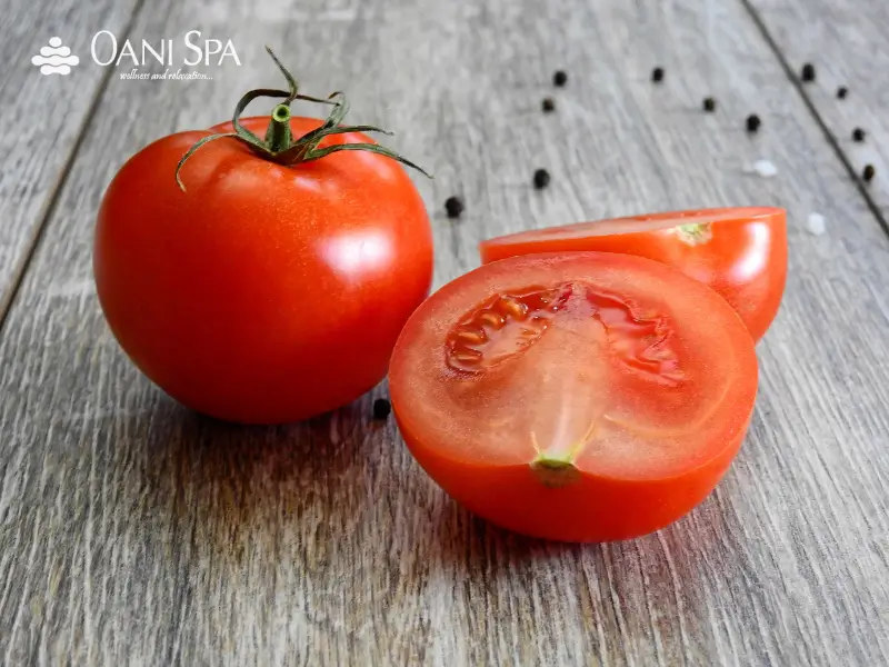 Cách chăm sóc da mặt trắng mịn tại nhà với cà chua