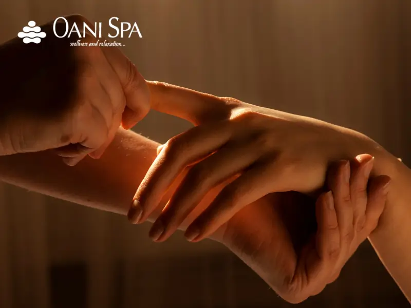 Thực hiện xoa bóp bấm huyệt điều trị liệt nửa người do tai biến