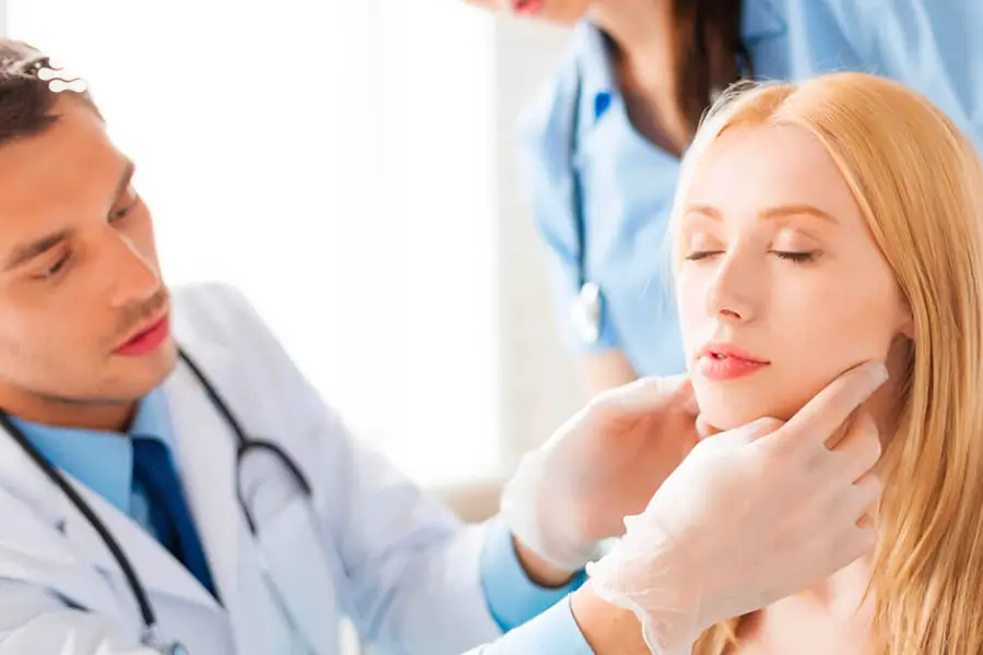 Thăm khám bác sĩ da liễu 