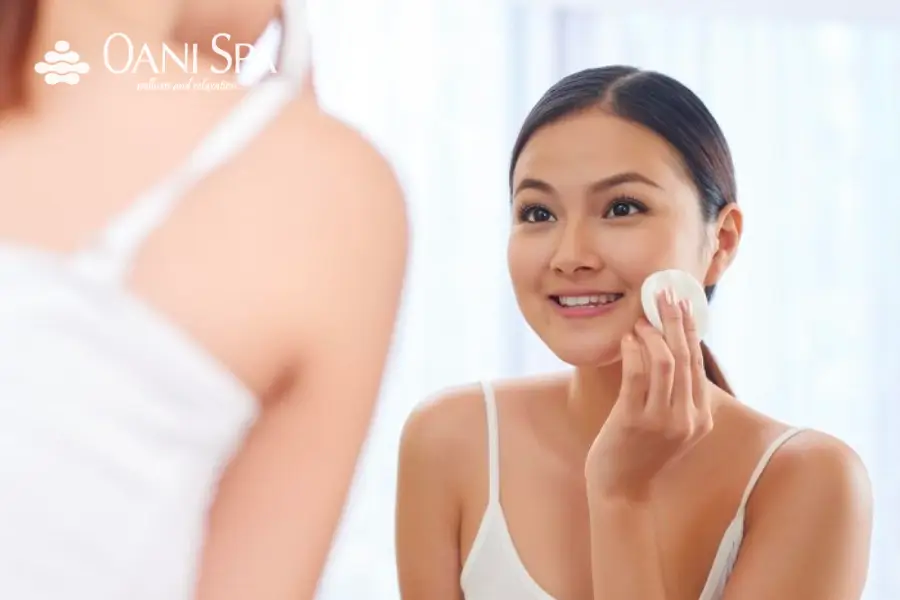 Chăm sóc da với việc sử dụng toner.