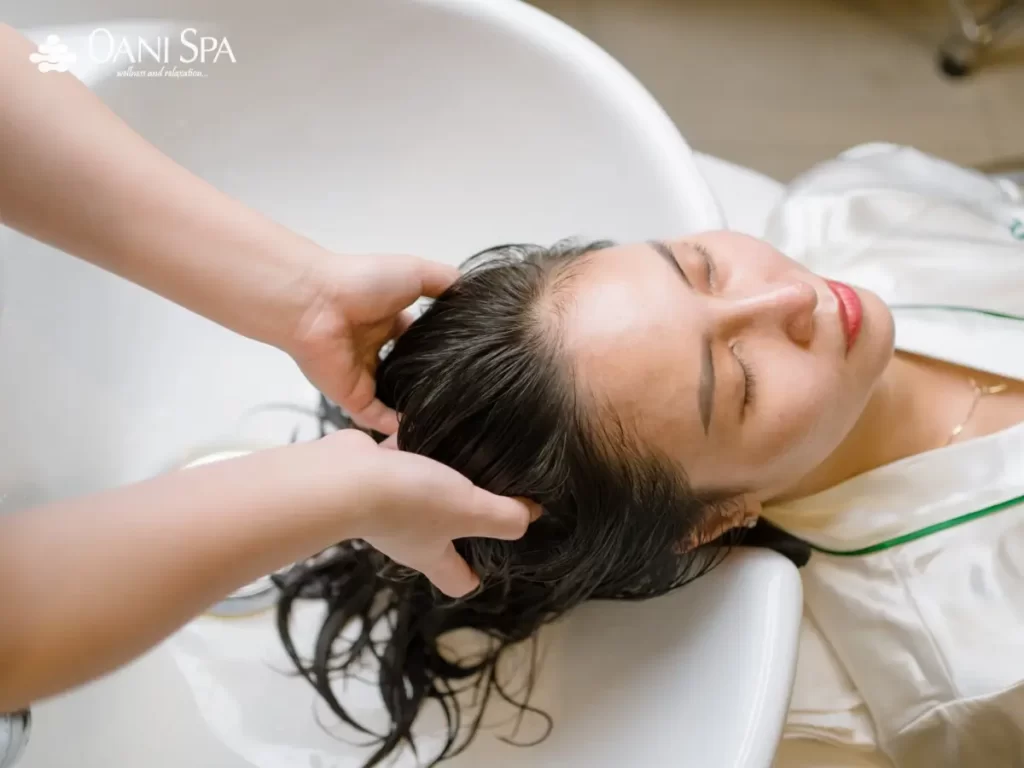 Gội đầu dưỡng sinh là cách chăm sóc da đầu và tóc, nhằm nâng cao sức khỏe và vẻ đẹp của mái tóc