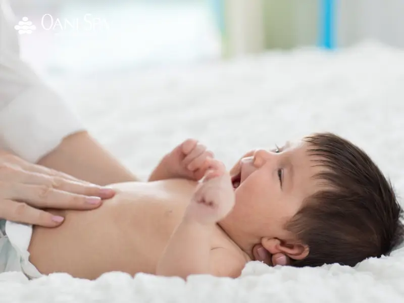 massage cho trẻ sơ sinh dễ ngủ Massage vùng ngực và vai