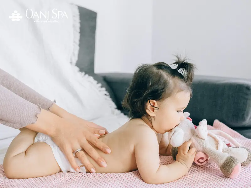 massage cho trẻ sơ sinh dễ ngủ Massage cho trẻ sơ sinh bị táo bón, tăng cường hệ miễn dịch