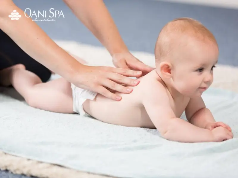 massage cho trẻ sơ sinh dễ ngủ Massage vùng lưng