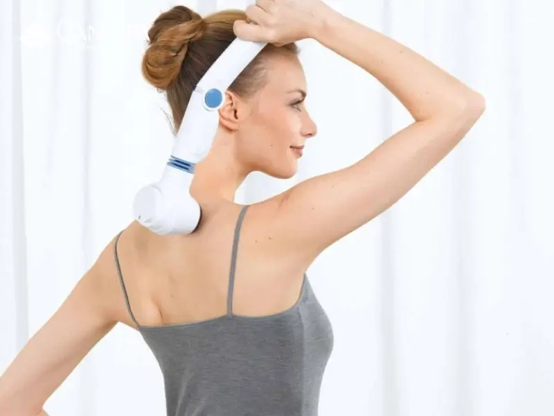 Sử dụng máy massage lưng cầm tay