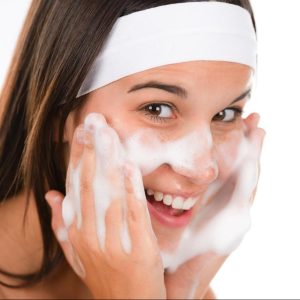 tẩy tế bào chết trước hay rửa mặt trước