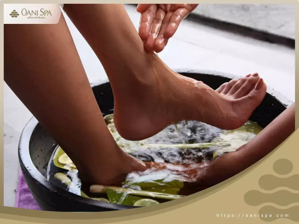 Ngâm chân với nước ấm và thảo mộc giúp cải thiện giấc ngủ rất hiệu quả