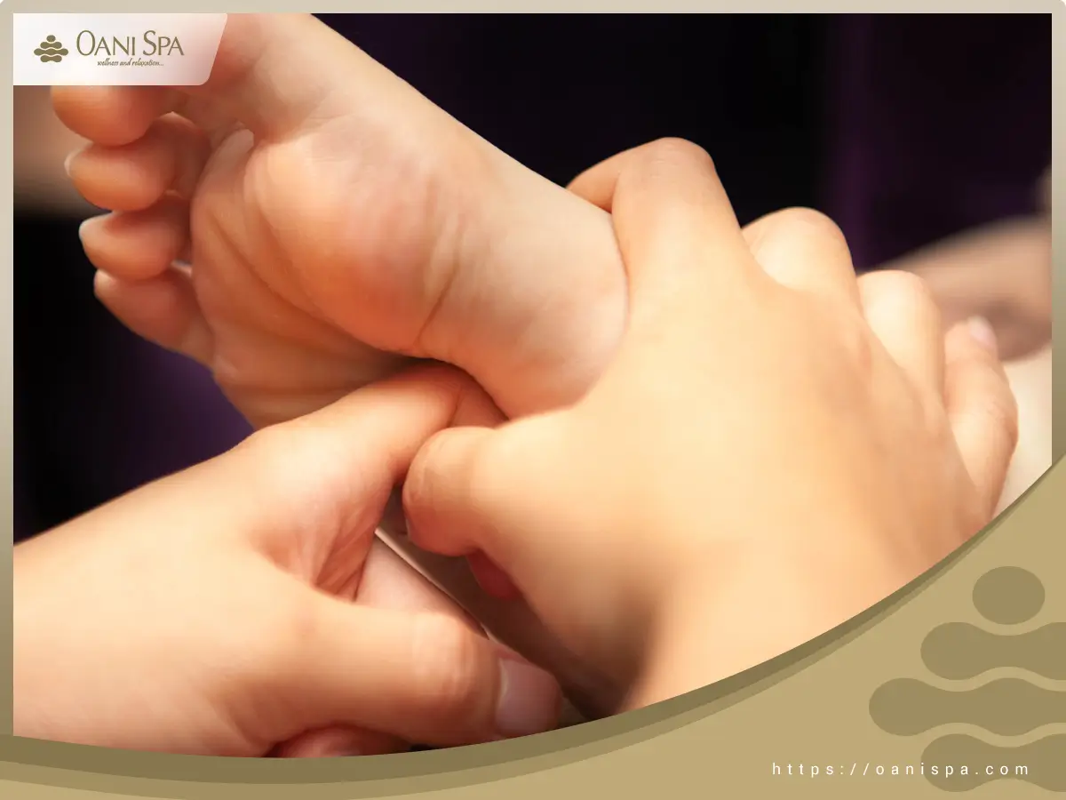 Sử dụng đốt ngón tay để ấn các huyệt đạo ở lòng bàn chân
