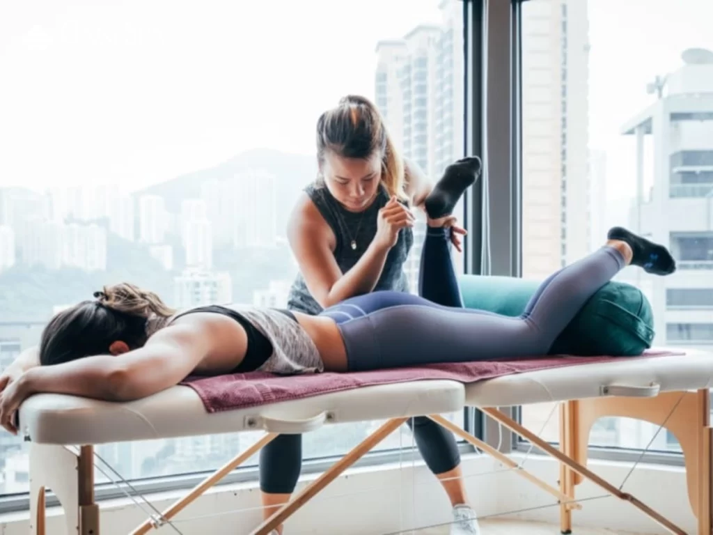 Cách xoa bóp đau lưng cho người hoạt động nhiều