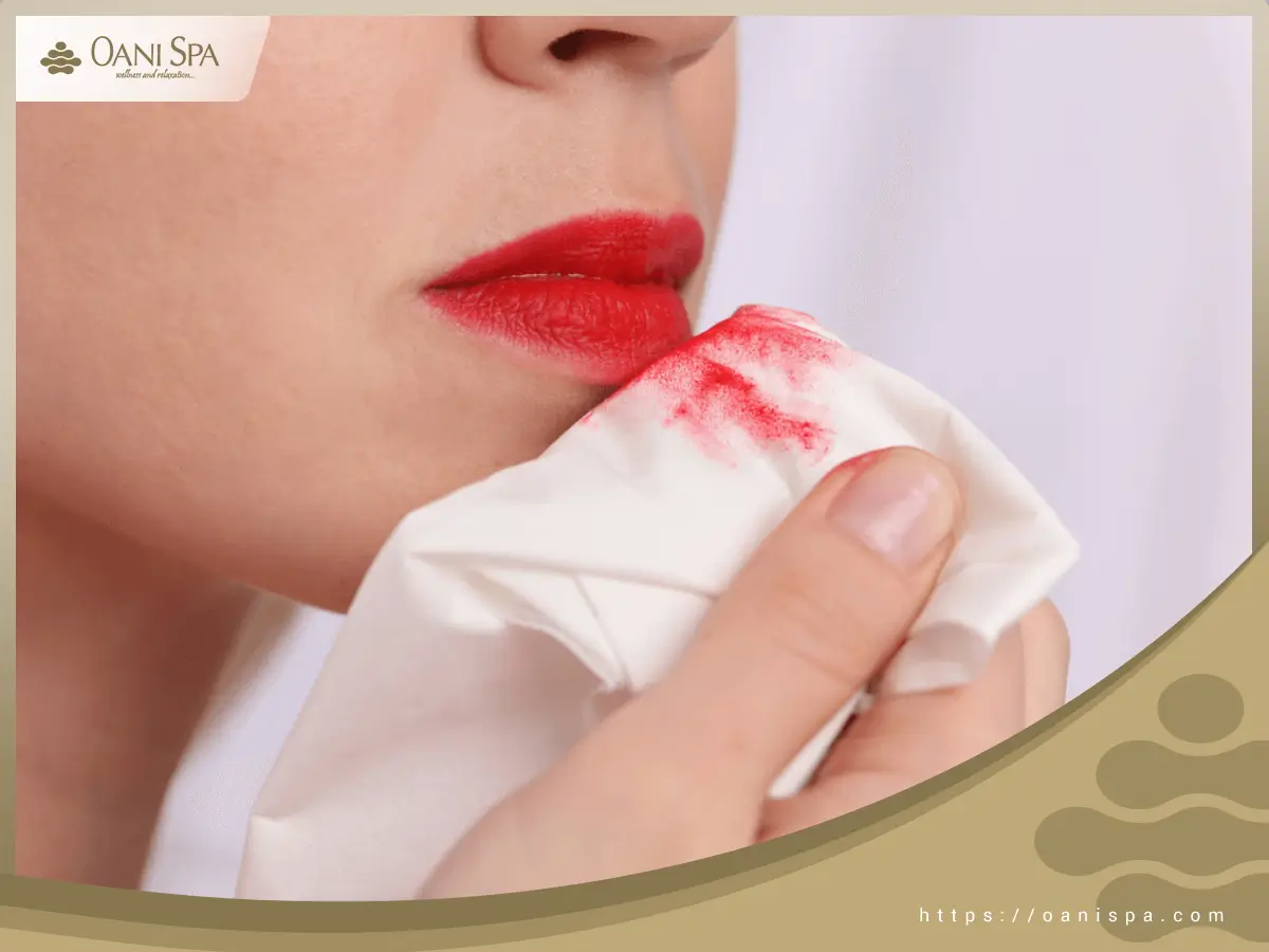 Tẩy trang để lấy đi lớp trang điểm và bụi bặm bám trên da