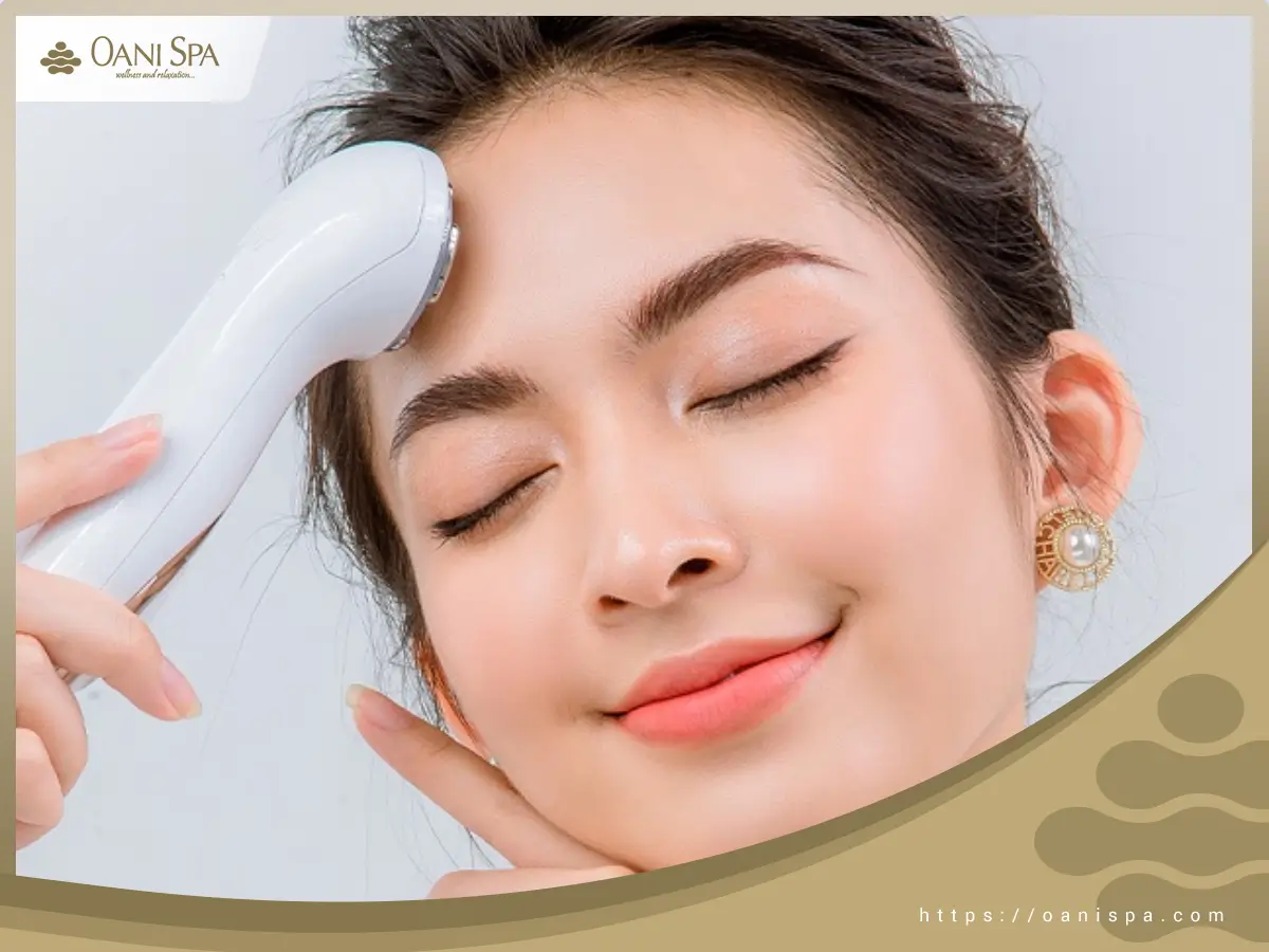 Massage mặt bằng dầu dừa mỗi ngày còn giúp làm dịu da, giảm đỏ da và giảm sưng.