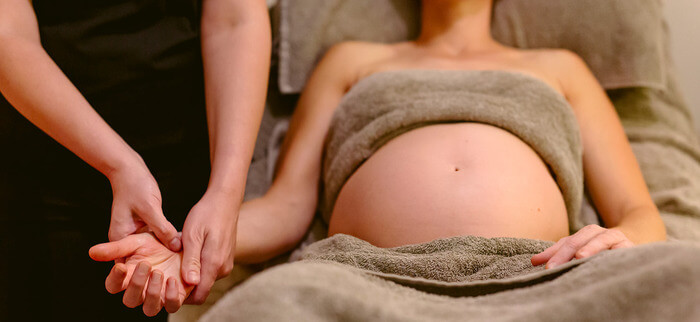 cách massage cho bà bầu đỡ đau lưng
