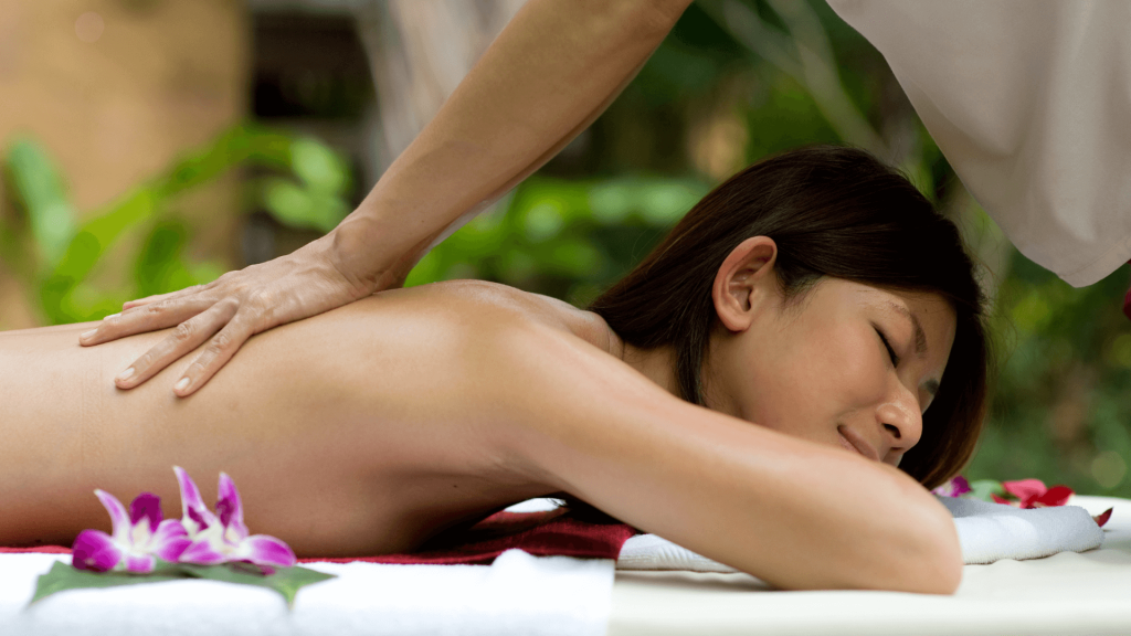 Massage tinh dầu tại nhà là cách tuyệt vời để thư giãn