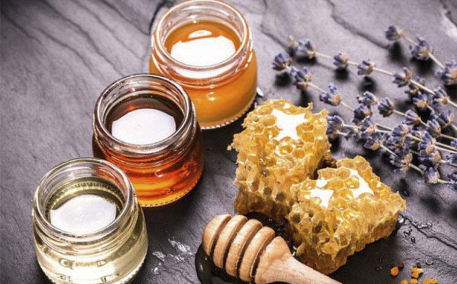 Tẩy da chết bằng muối biển và mật ong