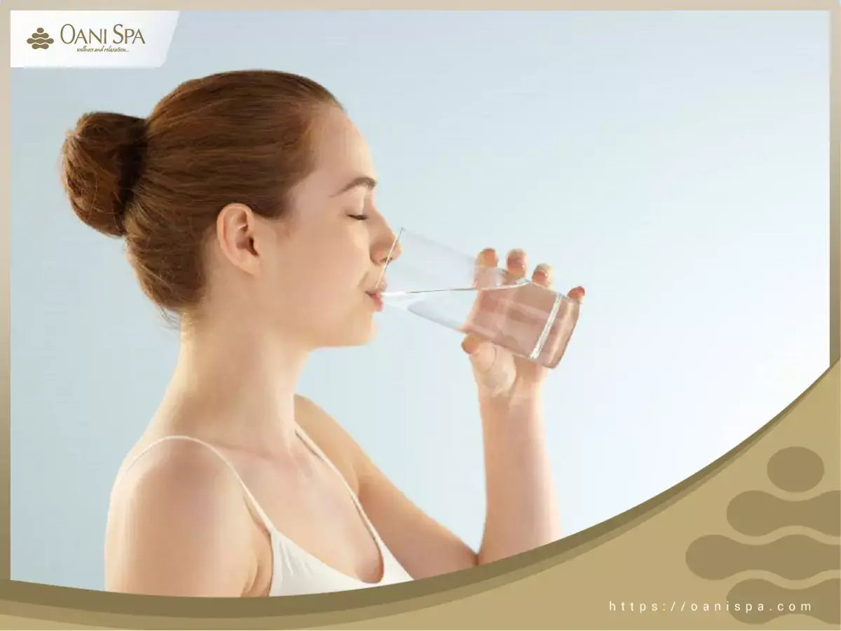 tẩy tế bào chết trước hay rửa mặt trước Nước giúp cân bằng độ ẩm và duy trì độ đàn hồi.